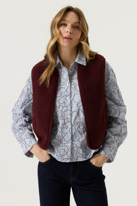 Garcia Rosewood Burgundy Reversible Teddy Fleece Gilet, V260295
